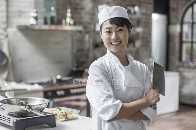 Portrait de jeune cuisinière confiante en cours de cuisine — Photo de stock
