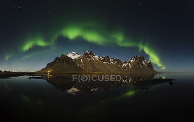Luces del norte sobre Vestrahorn y la península de Stokksnes, Islandia - foto de stock