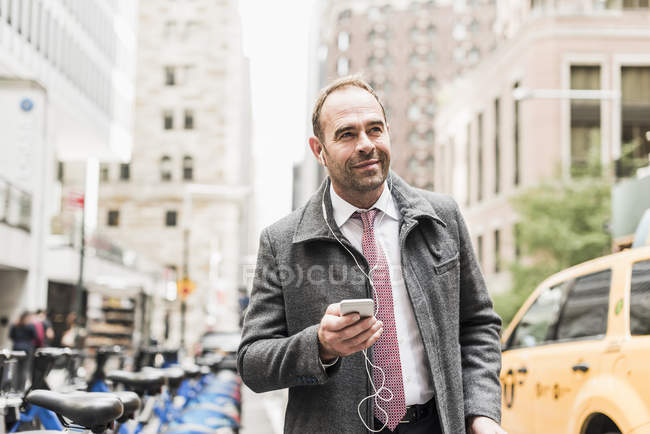 USA, New York City, businessman on the move in Manhattan — Stock Photo