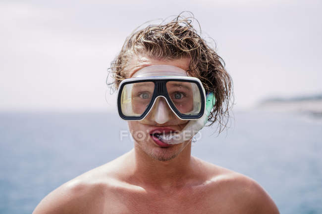 Porträt eines jungen Mannes mit Taucherbrille und Schnorchel — Stockfoto