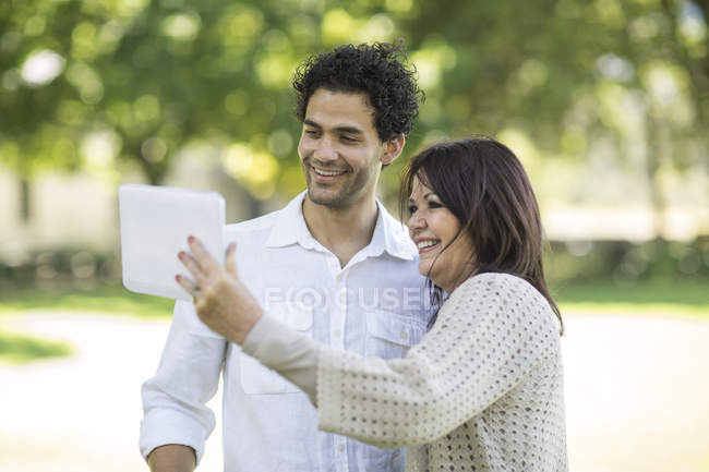 Città del Capo, Sud Africa, Giovane maschio con madre che mostra foto con tablet digitale — Foto stock