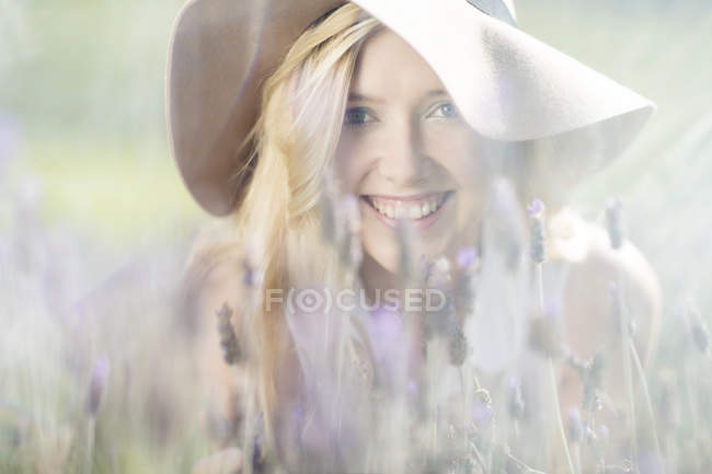 Portrait de jeune femme souriante dans un champ de lavande — Photo de stock