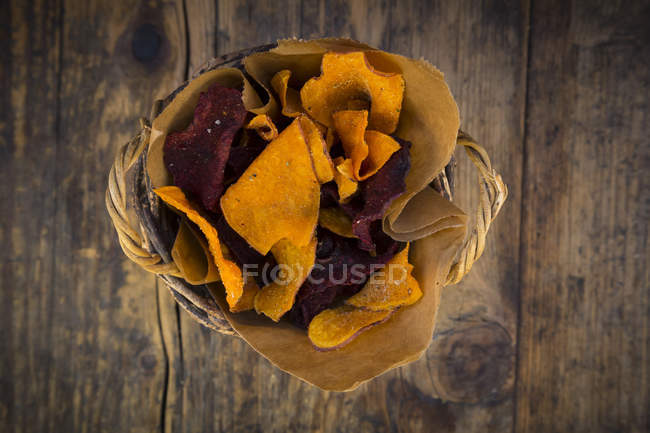 Basket of vegan chips — Stock Photo