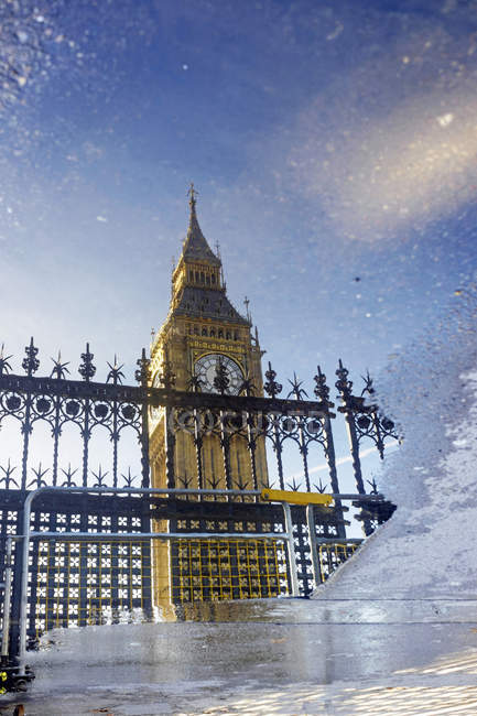 Grã-Bretanha, Inglaterra, Londres, Big Ben espelhado em poça — Fotografia de Stock