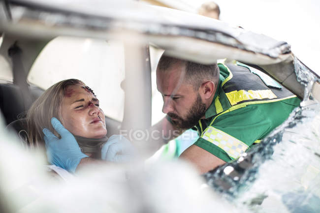 Sanitäter helfen Unfallopfer nach Unfall — Stockfoto