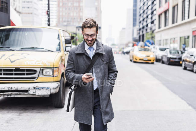 Geschäftsmann mit Handy — Stockfoto