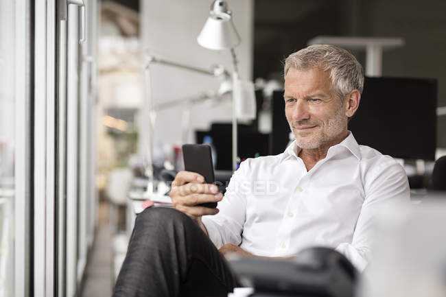 Businessman using cell phone — Stock Photo
