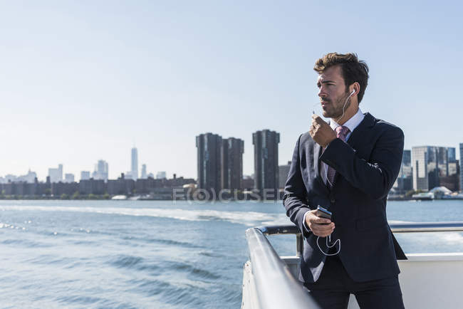 Uomo d'affari che telefona in traghetto su East River, New York, USA — Foto stock