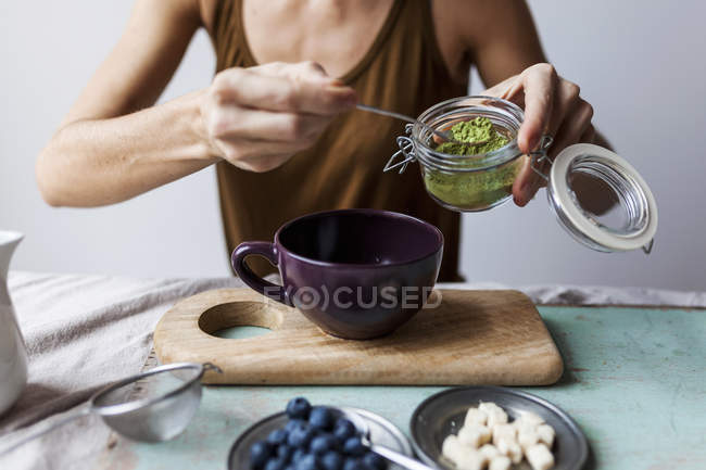 Mulher preparando latte matcha em casa — Fotografia de Stock