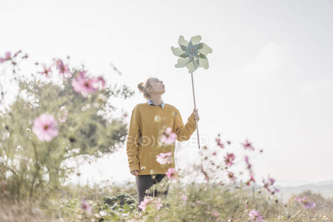Jeune femme avec roue à pinces dans le jardin de chalet — Photo de stock