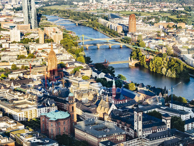 Вид з Франкфурта-на-Майні міський пейзаж з мостом річки, Німеччина, Європа — стокове фото