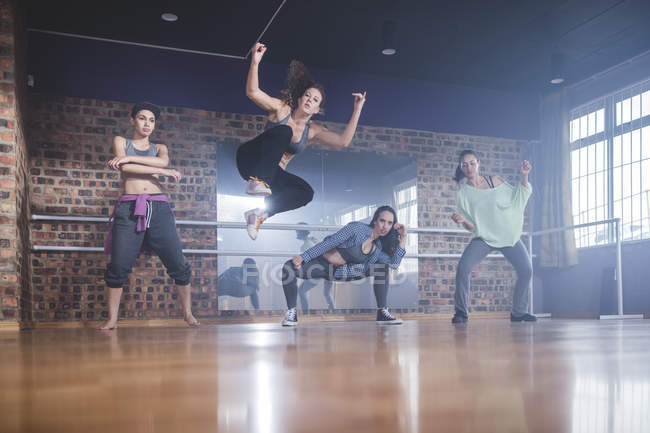 Dançarinas de hip hop femininas se apresentando em estúdio — Fotografia de Stock