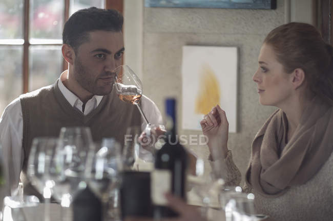 Paar verkostet gemeinsam Wein im Restaurant — Stockfoto