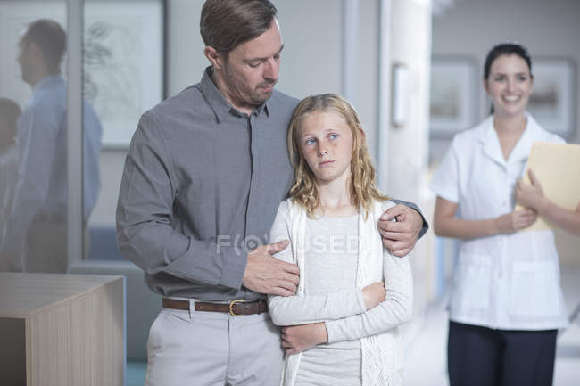 Vater führt kranke Tochter ins Krankenhaus — Stockfoto