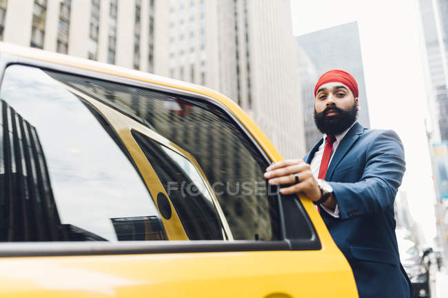 Indischer Geschäftsmann in manhattan mit taxi taxi, ny, usa — Stockfoto