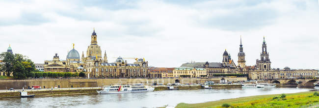 Alemanha, Saxônia, Dresden, cidade velha histórica com o rio Elba em primeiro plano — Fotografia de Stock