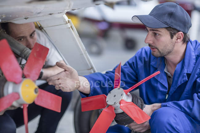 Механіка ремонту легкий літак вентилятори — стокове фото
