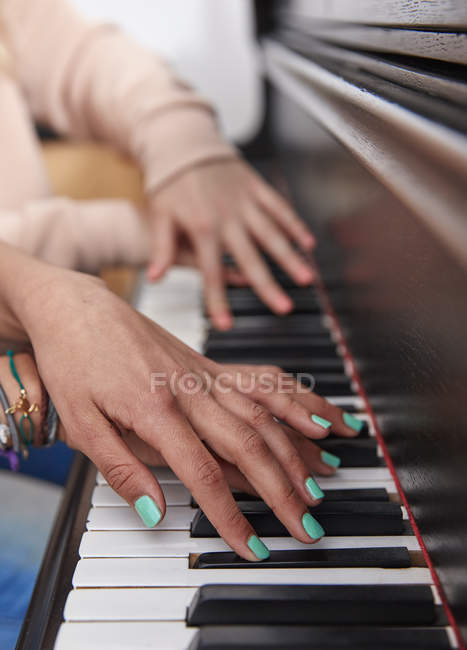 Макро двох дівчат, грати на фортепіано разом — стокове фото