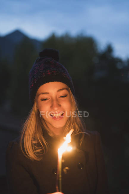 Sorridente giovane donna splendente luce al tramonto — Foto stock