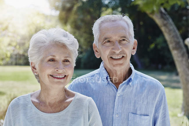 Retrato de pareja mayor sonriente en el parque - foto de stock