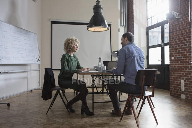 Mann und Frau diskutieren im Büro-Sitzungssaal — Stockfoto