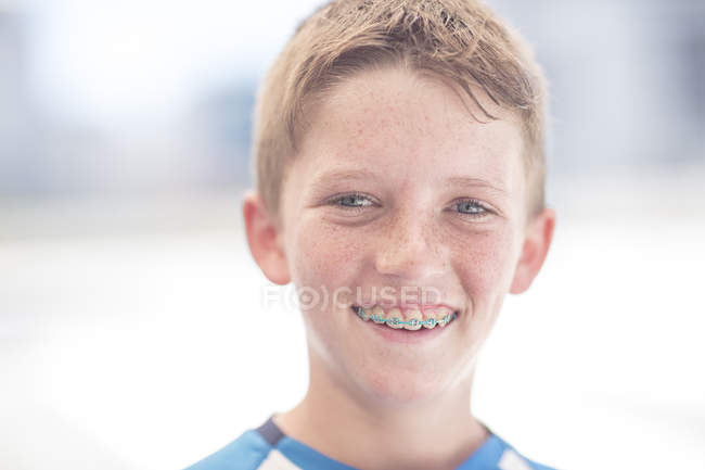 Портрет хлопчика, що сміється з імбиром — стокове фото