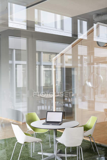 Moderno ufficio interno con computer portatile sul tavolo — Foto stock