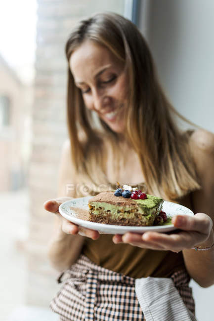 Femme préparant gâteau matcha végétalien — Photo de stock