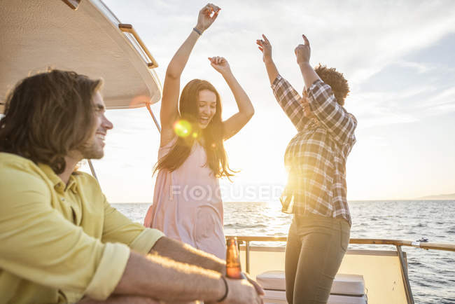 Amici felici che fanno una festa in barca — Foto stock