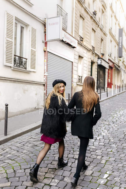 France, Paris, two young women walking on the streets of Montmartre — Stock Photo