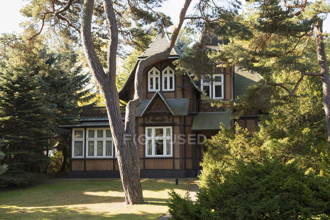 Germania, Usedom, Heringsdorf. Villa circondata da alberi — Foto stock