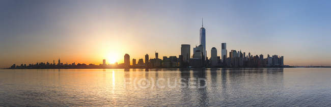 Estados Unidos, Nueva York, Manhattan, panorama del distrito financiero al amanecer - foto de stock