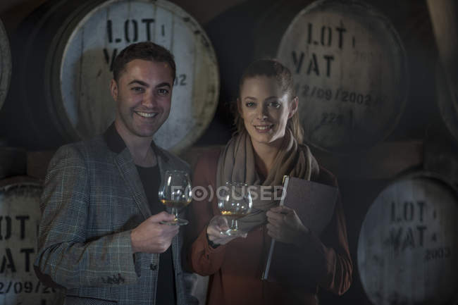 Ritratto di uomo e donna sorridente degustazione di vino — Foto stock