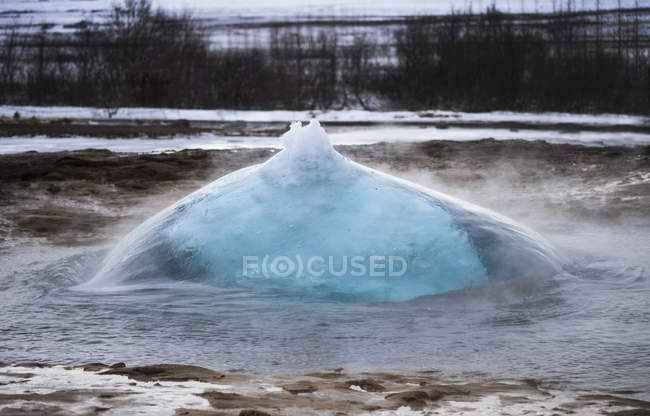Il geiser Strokkur sta per esplodere, Islanda — Foto stock