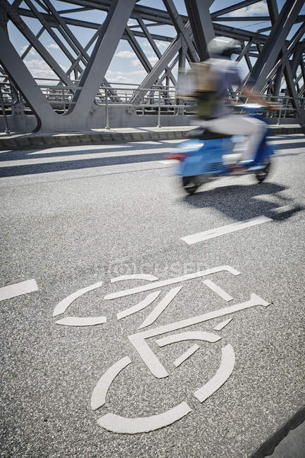 Verschwommene Sicht auf Rollerfahrer auf Brücke in Hamburg — Stockfoto