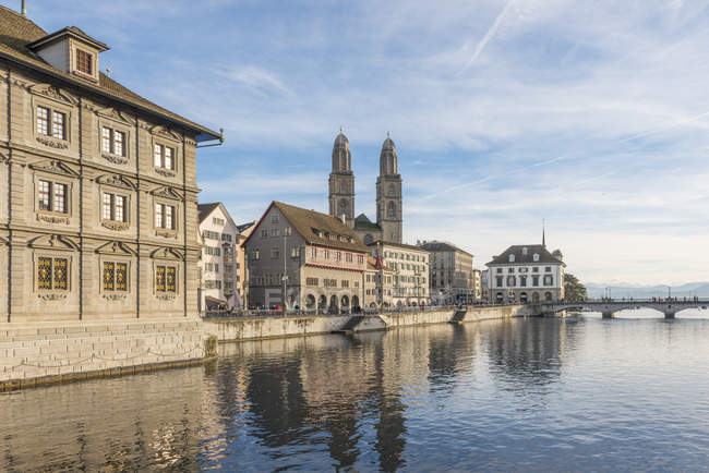Svizzera, Zurigo, Grande Minster con Limmat nel centro storico — Foto stock