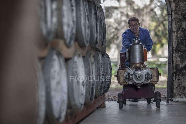 Travailleur marchant dans la pompe de poussée de distillerie — Photo de stock