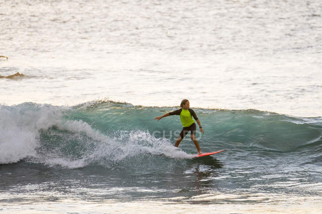 Teenager surft auf Wellen im Meer — Stockfoto