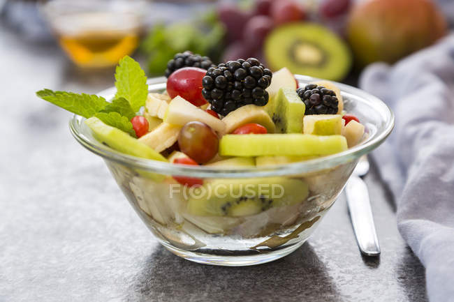 Ensalada de frutas con moras en un bol - foto de stock