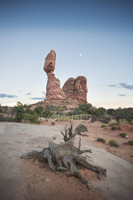 États-Unis, Utah, Parc national des Arches, Balanced Rock at Blue Hour — Photo de stock