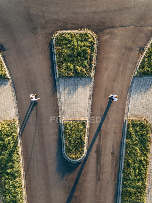 Top view of Two businessmen dueling at roundabout — Stock Photo