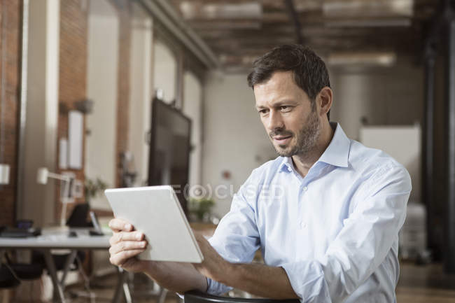 Geschäftsmann mit Tablet im Büro — Stockfoto