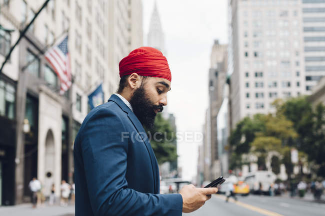 Indischer Geschäftsmann mit Smartphone in manhattan, ny, usa — Stockfoto