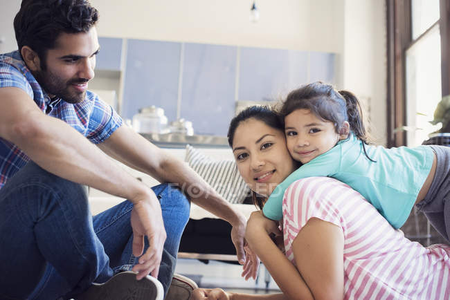 Happy portrait de famille, tout-petit fille embrassant sa mère — Photo de stock