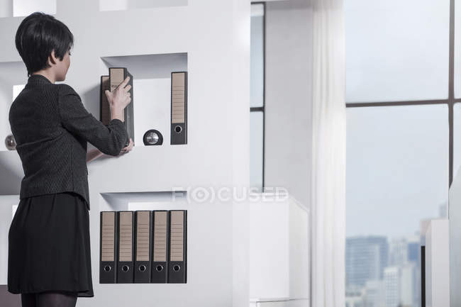 Oficina de Nueva York, mujer clasificando archivos en la oficina de la ciudad - foto de stock