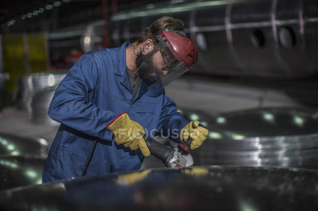 Робітниця заводу експлуатації сталевих різальної машини — стокове фото