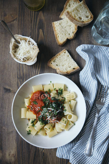 Pasta con salsa di pomodoro sul piatto — Foto stock