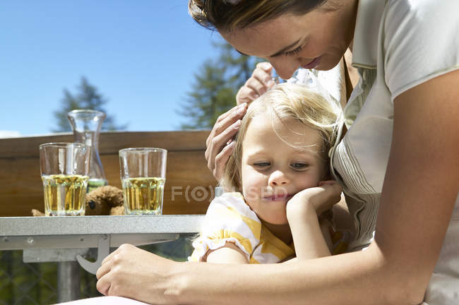 Madre e figlia rilassarsi sulla terrazza all'aperto — Foto stock