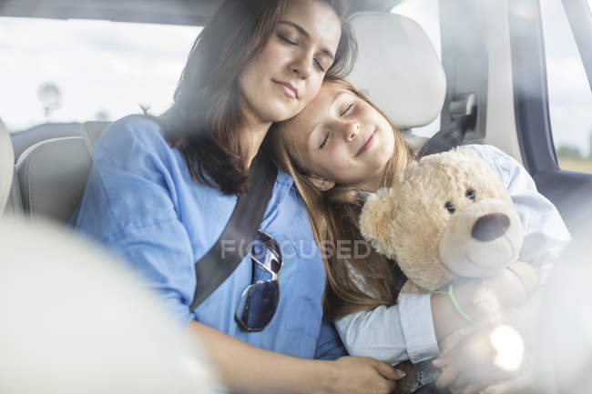Спляча мати і дочка в дорозі, сидячи в машині — стокове фото