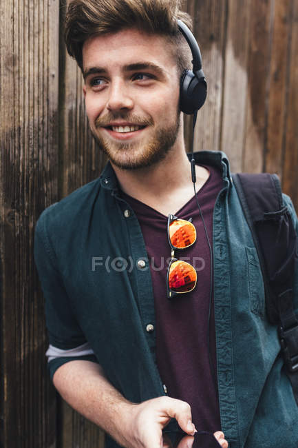 Giovane hipster uomo con smartphone e cuffie — Foto stock